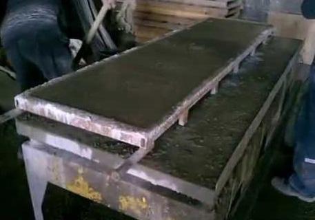 Процесс создания плиты для забора на вибростоле